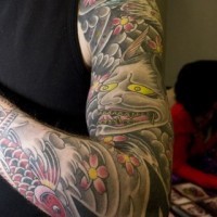Le tatouage de tout une bras avec une étoile en style asiatique
