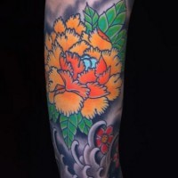 Le tatouage d'une fleur orange dans le mer en style asiatique