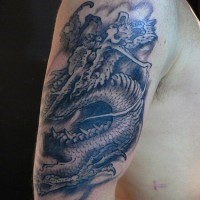 drago nero asiatico volante tatuaggio