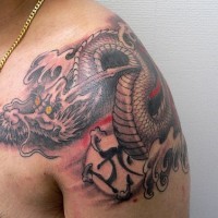 Tatuaje en el hombro de un dragón volando