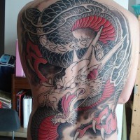 Tatuaje en toda espalda de un dragón furioso