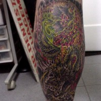Tatuaje muy detallado de un dragón luchando con un demonio