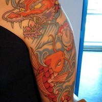 koi giapponese  e drago sul braccio  tatuaggio