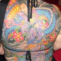 Tatuaje multicolor muy detallado de una geisha y un dragón