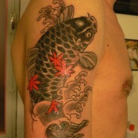 Tatuaje de la carpa koi y hojas rojas