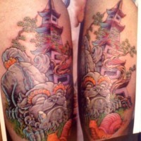 Tatuaje de una pagoda japonesa y una bestia