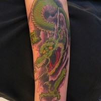 drago verde giapponese sul braccio tatuaggio