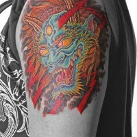 demonio giapponese colorato sulla spalla tatuaggio