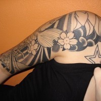 stile giapponese nero sulla spalla tatuaggio