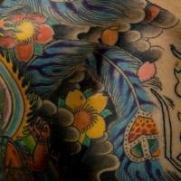 piume blu e fiori in stile asiatico tatuaggio