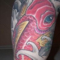pesce koi rosso tatuaggio sulla gamba