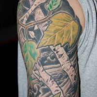Le tatouage des bouleaux et des feuilles