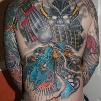 samurai e drago volante colorato sulla schiena tatuaggio