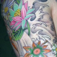 Tatuaje multicolor estilo japones de flores exóticas