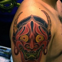 rossa faccia del demonio sulla spalla tatuaggio