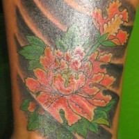 fiore elegante giapponese tatuaggio sulla gamba