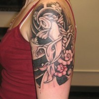 pesce koi nero femminile sulla spalla tatuaggio