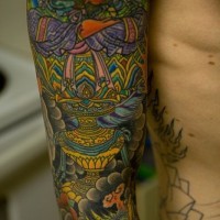 Tatuaje multicolor estilo japonés con muchos detalles