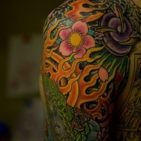 colorati demoni asiatico sulla spalla tatuaggio