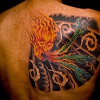 Le tatouage asiatique d'un visage en flamme avec les dragons