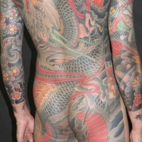 Le tatouage japonais en style yakuza de tout le corps
