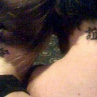 Tatuaje en cuello de amigos un jeroglifico