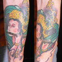 Tatuaje multicolor de una geisha japonesa
