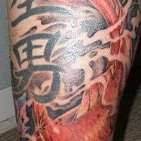 Tatuaje de carpa koi y heroglíficos