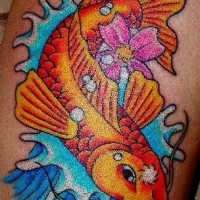 Tatuaje a color de una carpa koi en rio