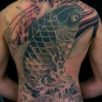 Un gros tatouage de carpe koї japonaise dans la mer sur le dos