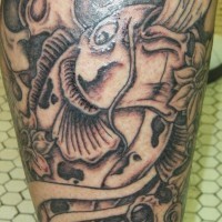 Tatuaje negro de carpa koi en agua