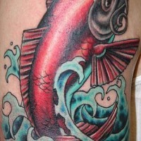 Tatuaje bonito de carpa koi en olas