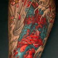 Koi-Fisch mit Blumen im Fluss Tattoo in Farbe
