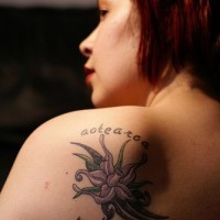 Lila Orchidee Tattoo an der Schulter