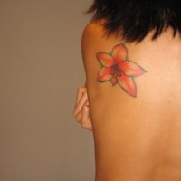 el tatuaje femenino con una orquidea de color naranja