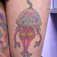Le tatouage d'une méduse foue en couleur