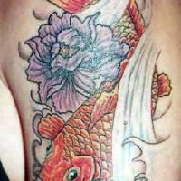 Le tatouage de carpe coï avec une fleur sur l'épaule