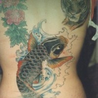 Tatuaje de Koi en el mar con un tigre grande con flores.