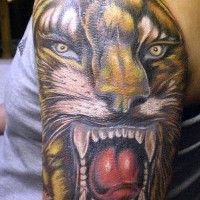 Muy realístico tatuaje del tigre rugiendo
