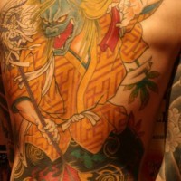 Tatuaje de un guerrero japonés con la cara de bestia