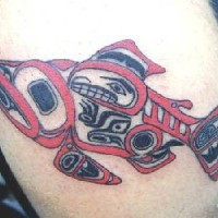 Interesnate tatuaje estilo egipcio el pez en negro y rojo