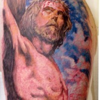 Tatuaje a color de Jesús crucificado