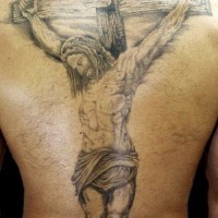 Jesus-Kreuzigung Tattoo am ganzen Rücken