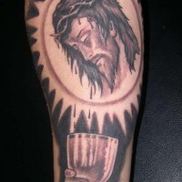 Tatuaje de Jesús y la copa de Grial