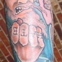 Verärgerter Jesus mit Schriftzügen Tattoo am Knöchel