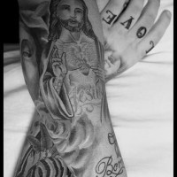 Tatuaje el amor de Jesús en ambas manos