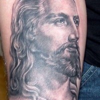 Le tatouage du profil
de Jésus à l'encre noir