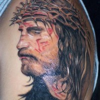 Tatuaje en el hombro de Jesús torturado