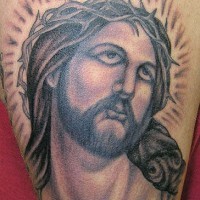 Tatuaje de Jesús irradiando la luz