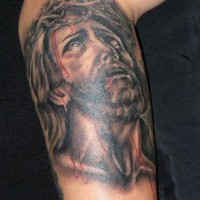 Tatuaje de Jesús sufriendo con la mirada hacia arriba